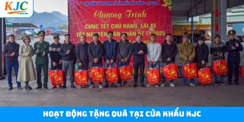 Những hoạt động chính của chương trình tặng quà tại cửa khẩu Những hoạt động chính của chương trình tặng quà tại cửa khẩu