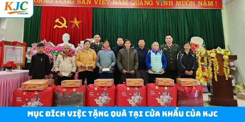 Ý nghĩa của hoạt động thiện nguyện tặng quà ở cửa khẩu Ý nghĩa của hoạt động thiện nguyện tặng quà ở cửa khẩu