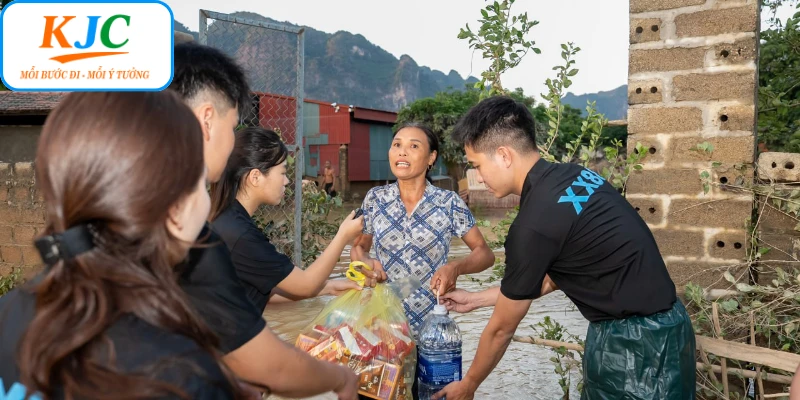 KJC nỗ lực cứu trợ đồng bào miền Trung gặp lũ lụt